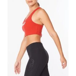 2XU Motion Racerback Crop Sport-BH Met Medium Ondersteuning - High Risk Red/white -Sportwinkel 2xu motion racerback crop womens sport bra with medium support high risk red white 2 984985