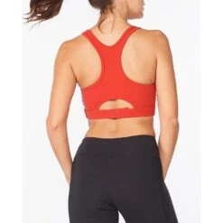2XU Motion Racerback Crop Sport-BH Met Medium Ondersteuning - High Risk Red/white -Sportwinkel 2xu motion racerback crop womens sport bra with medium support high risk red white 3 984984