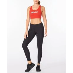 2XU Motion Racerback Crop Sport-BH Met Medium Ondersteuning - High Risk Red/white -Sportwinkel 2xu motion racerback crop womens sport bra with medium support high risk red white 4 984983