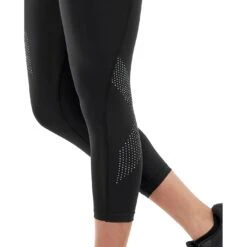 2XU Mid-Rise 7/8 Compression Dames Legging - Black/dotted Silver Reflective -Sportwinkel 2xu womens mid rise 7 8 compression tight wa3516b black dotted silver reflective 7 1440364
