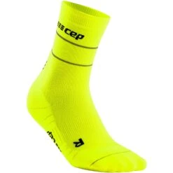 CEP Reflective Mid Cut Compressiesokken Dames - Neon Yellow -Sportwinkel cep reflective mid cut compression socks neon yellow 1 1266489