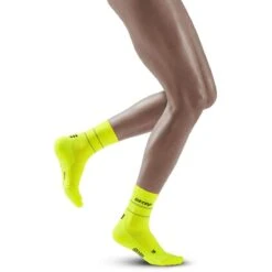 CEP Reflective Mid Cut Compressiesokken Dames - Neon Yellow -Sportwinkel cep reflective mid cut compression socks women neon yellow 21 1553045