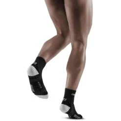 CEP Ultralight Short Compressiesokken - Black/light Grey -Sportwinkel cep ultralight short compression socks black light grey 1 1554419