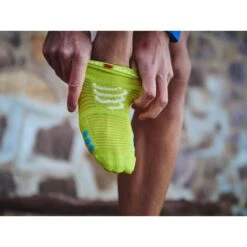 Compressport Pro Racing Compressiesokken V4.0 Run Low - Primerose/fjord Blue -Sportwinkel compressport pro racing compression socks v4 1453020