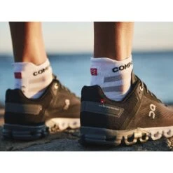 Compressport Pro Racing Compressiesokken V4.0 Ultralight Run Low - White/alloy -Sportwinkel compressport pro racing compression socks v4 1453340