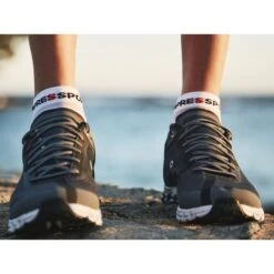 Compressport Pro Racing Compressiesokken V4.0 Ultralight Run Low - White/alloy -Sportwinkel compressport pro racing compression socks v4 1453341