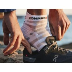 Compressport Pro Racing Compressiesokken V4.0 Ultralight Run Low - White/alloy -Sportwinkel compressport pro racing compression socks v4 1453342