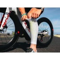Compressport R2 Aero Kuitcompressoren - White/primerose -Sportwinkel compressport r2 aero compression calf sleeves white primerose 1 1453511