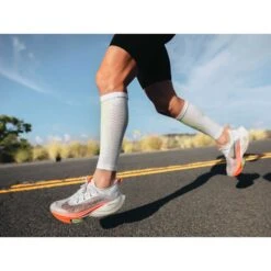 Compressport R2 Aero Kuitcompressoren - White/primerose -Sportwinkel compressport r2 aero compression calf sleeves white primerose 4 1453514