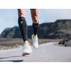 Compressport R2 Oxygen Kuitcompressoren - Black/steel Grey -Sportwinkel compressport r2 oxygen compression calf sleeves black steel grey 1 1453521