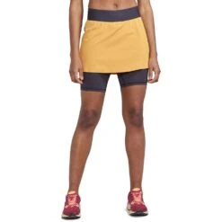 CRAFT Pro Trail 2-in-1 Dames Skirt - Desert-Slate -Sportwinkel craft pro trail womens 2 in 1 skort desert slate 2 1418567