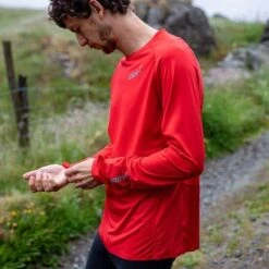 Inov-8 Base Elite Hardloopshirt Met Lange Mouwen - Rood -Sportwinkel inov 8 base elite longsleeve running shirt red 1 1337958