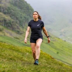 Inov-8 Graphic Brand Dames T-Shirt - Graphite -Sportwinkel inov 8 graphic women s tee shortsleeve brand graphite 1 1338018