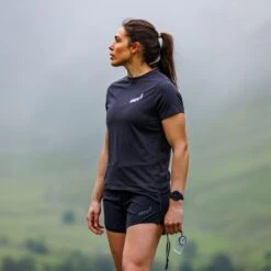 Inov-8 Graphic Brand Dames T-Shirt - Graphite -Sportwinkel inov 8 graphic women s tee shortsleeve brand graphite 2 1338019