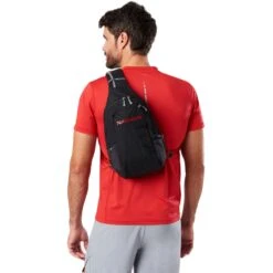 Nathan Sports Run Sling 8L Hardlooprugzak - Black/Ribbon Red -Sportwinkel nathan sports limitless 8l running backpack black ribbon red 10 8 1431543