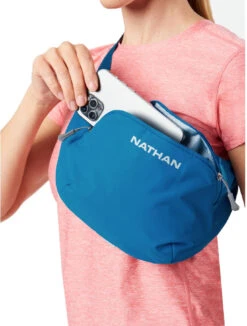 Nathan Sports Run Sling 2L Hardlooprugzak - Deep Blue/Sky Blue -Sportwinkel nathan sports run sling 2l running backpack deep blue sky blue 8 1431261