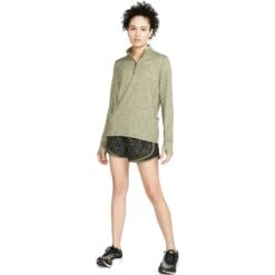 Nike T-Shirt Met Lange Mouwen En 1/2 Ritssluiting Dames - Medium Olive/olive Aura/reflective Silver CU3220-222 -Sportwinkel nike 1 2 zip womens running top medium olive olive aura reflective silver cu3220 222 1 1314853