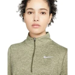 Nike T-Shirt Met Lange Mouwen En 1/2 Ritssluiting Dames - Medium Olive/olive Aura/reflective Silver CU3220-222 -Sportwinkel nike 1 2 zip womens running top medium olive olive aura reflective silver cu3220 222 4 1314850