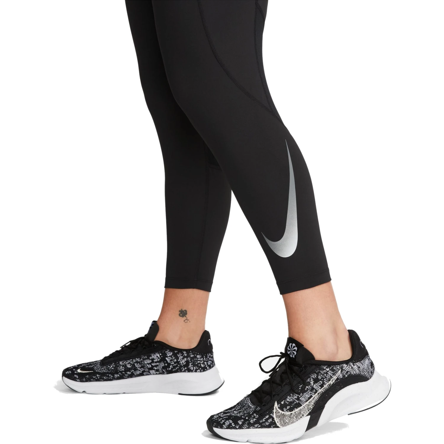 Nike Dri-FIT Fast Mid-Rise 7/8-Leggings (Plus Size) Dames - Black/reflective Silver FB3230-010 4 Nike Dri-FIT Fast Mid-Rise 7/8-Leggings (Plus Size) Dames - Black/reflective Silver FB3230-010 - Afbeelding 4