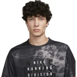 Nike Dri-FIT Run Division Rise 365 Hardloopshirt Heren - Zwart FB6879-010 -Sportwinkel nike dri fit run division rise 365 running shirt men black fb6879 010 5 1576097