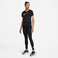 Nike Swoosh Hardloopshirt Dames - Black/white DM7777-010 -Sportwinkel nike swoosh run women s short sleeve running top black white dm7777 010 1 1280909