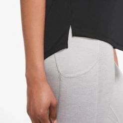 Nike Swoosh Hardloopshirt Dames - Black/white DM7777-010 -Sportwinkel nike swoosh run women s short sleeve running top black white dm7777 010 2 1280910