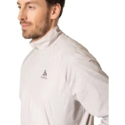 Odlo Essentials Light Reflecterend Hardloopjack Heren - Silver Cloud 7 Odlo Essentials Light Reflecterend Hardloopjack Heren - Silver Cloud -Sportwinkel odlo mens essentials light reflective running jacket silver cloud 3 1506943