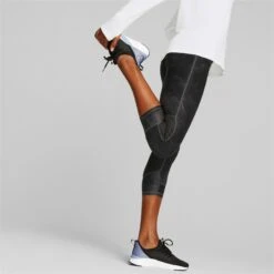 Puma Run Favorite Reg Rise AOP 3/4 Tight Dames - Puma Black-Aop -Sportwinkel puma run favorite reg rise aop womens 3 4 tights puma black aop 4 1389963