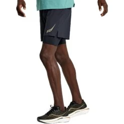 Saucony Pinnacle 5" 2-in-1 Shorts - Zwart -Sportwinkel saucony pinnacle 5 2 in 1 shorts black 3 1452378