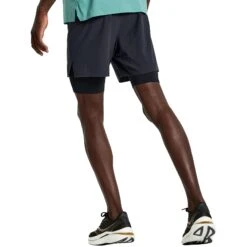 Saucony Pinnacle 5" 2-in-1 Shorts - Zwart -Sportwinkel saucony pinnacle 5 2 in 1 shorts black 4 1452379