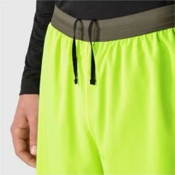 The North Face Sunriser 2 In 1 Short Heren 8315 - LED Yellow/New Taupe Green -Sportwinkel the north face mens sunriser 2 in 1 shorts led yellow new taupe green 6 1396398
