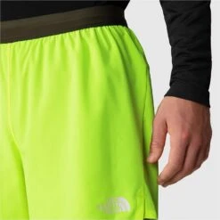 The North Face Sunriser 2 In 1 Short Heren 8315 - LED Yellow/New Taupe Green -Sportwinkel the north face mens sunriser 2 in 1 shorts led yellow new taupe green 7 1396400